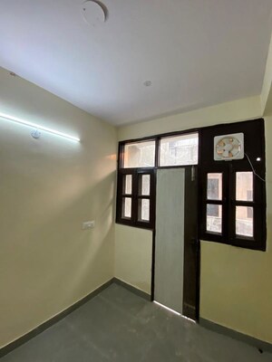 Room in 3 BHK Builder Floor at Sector 52 – for Rent