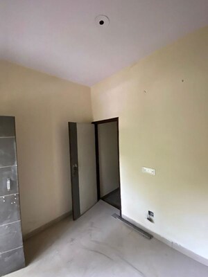 Room in 3 BHK Builder Floor at Sector 52 – for Rent