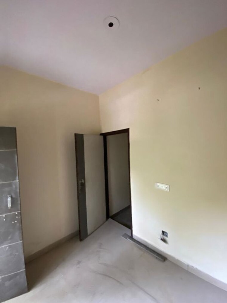 Room, sector 52 3 Bedroom 2200 Sq.Ft. Builder Floor In Sector 52 Noida 10598411