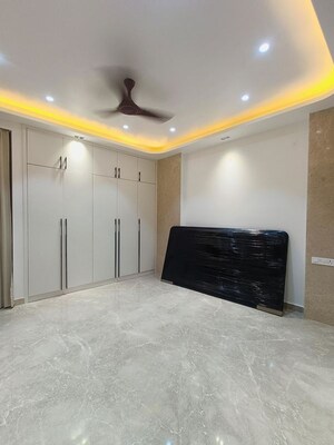 Room in 3 BHK Builder Floor at Sector 21 – for Rent