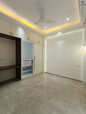 Room in 3 BHK Builder Floor at Sector 21 – for Rent