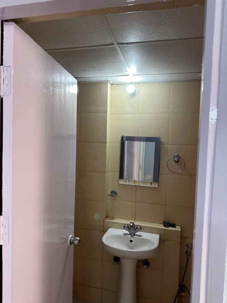 Bathroom, gaur-city-2 2 Bedroom 955 Sq.Ft. Apartment In Gaur City 2 Greater Noida 10598487