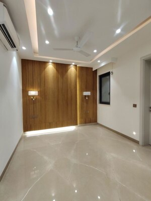 Room in 3 BHK Builder Floor at Sector 21 – for Rent