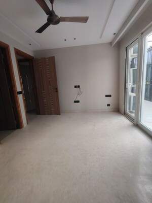 Room in 3 BHK Builder Floor at Sector 21 – for Rent