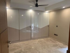 Room in 3 BHK Builder Floor at Sector 21 – for Rent