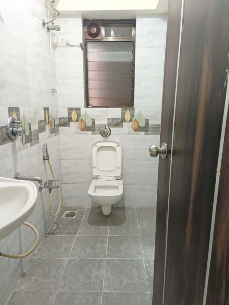 Bathroom, manisha-chs-mulund 3 Bedroom 1050 Sq.Ft. Apartment In Mulund East Mumbai 10598540