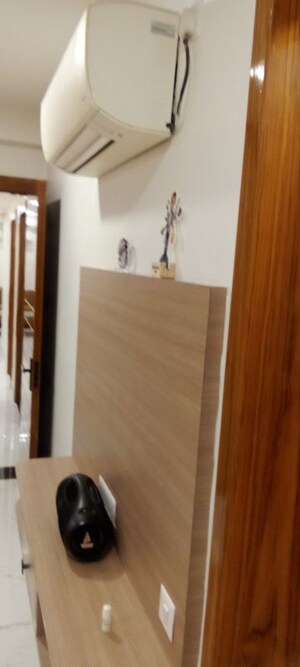 Room in 4 BHK Apartment at Parker White Lily, Sector 8 – for Sale