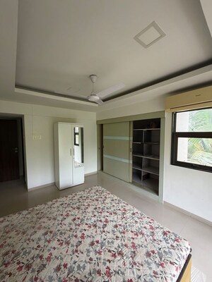 Room in 2 BHK Apartment at Andheri West – for Rent