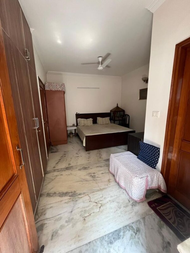 Bedroom, sarvodaya enclave 3 Bedroom 236 Sq.Yd. Builder Floor In Sarvodaya Enclave Delhi 10598625