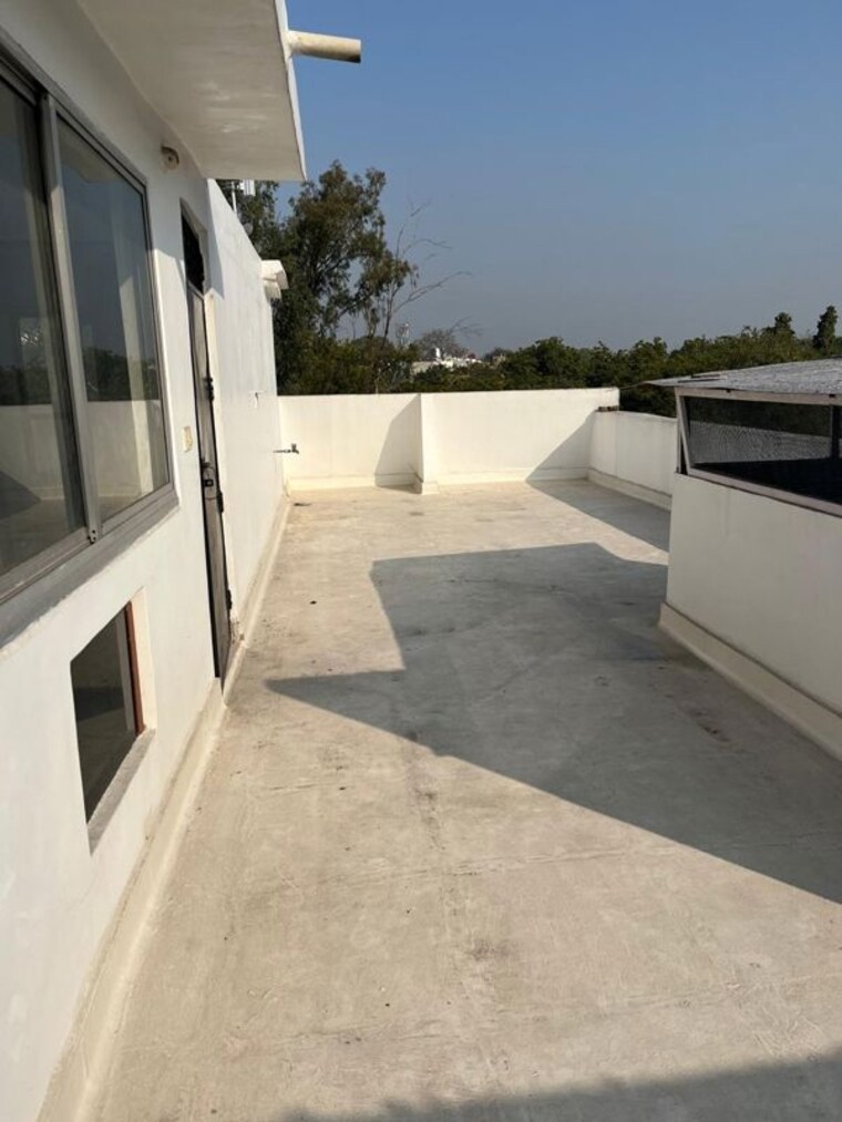 Balcony, sarvodaya enclave 3 Bedroom 236 Sq.Yd. Builder Floor In Sarvodaya Enclave Delhi 10598625