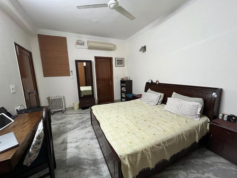 Bedroom, sarvodaya enclave 3 Bedroom 236 Sq.Yd. Builder Floor In Sarvodaya Enclave Delhi 10598625