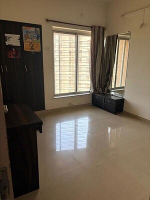 Room in 2 BHK Apartment at Kalpataru Hills, Manpada – for Rent