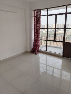 Room in 2 BHK Apartment at GLS Avenue 81, Sector 81 – for Rent
