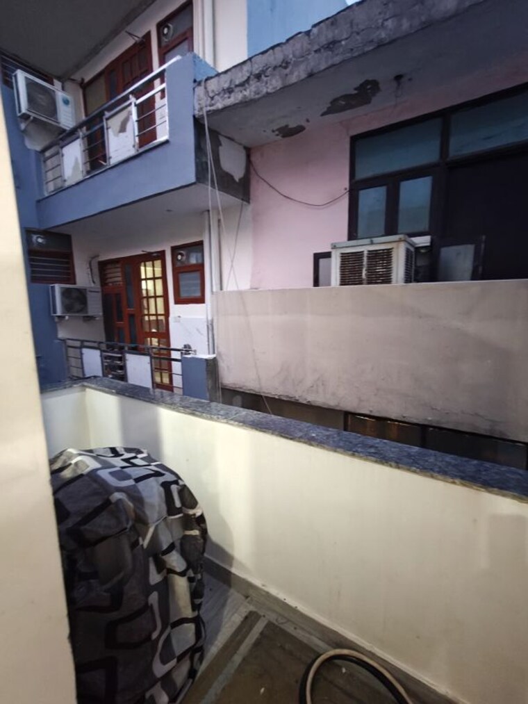 Balcony, residency-grand 2 Bedroom 163 Sq.Yd. Builder Floor In Sector 52 Gurgaon 10598725