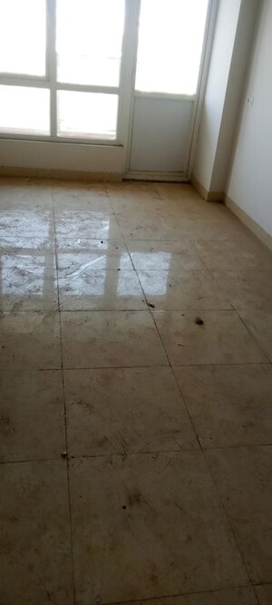 Room in 2 BHK Apartment at Parker White Lily, Sector 8 – for Rent