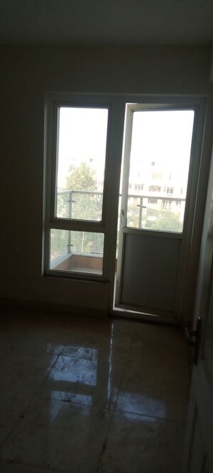 Room in 2 BHK Apartment at Parker White Lily, Sector 8 – for Rent