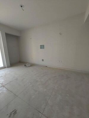 Room in 2.5 BHK Apartment at Nimbus Express Park View, Chi V Greater Noida – for Sale