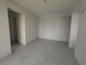 Room in 2.5 BHK Apartment at Nimbus Express Park View, Chi V Greater Noida – for Sale
