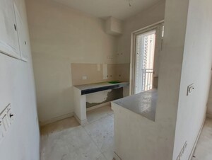 Room in 2.5 BHK Apartment at Nimbus Express Park View, Chi V Greater Noida – for Sale