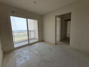 Room in 2.5 BHK Apartment at Nimbus Express Park View, Chi V Greater Noida – for Sale