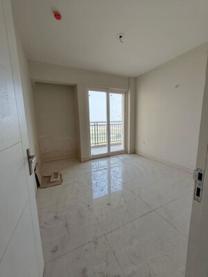 Room in 2.5 BHK Apartment at Nimbus Express Park View, Chi V Greater Noida – for Sale