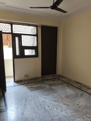 Room in 2 BHK Builder Floor at Sector 52 – for Rent