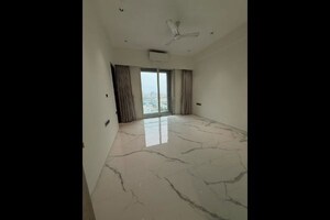 Room in 4 BHK Apartment at Windsor Grande Residences, Andheri West – for Sale