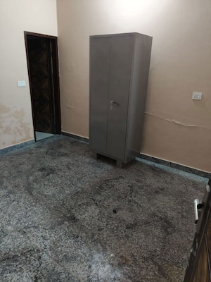 Room in 2.5 BHK Builder Floor at Ashok Vihar Phase 3 – for Rent