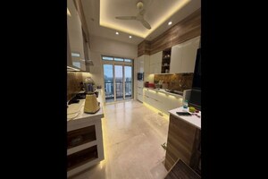 Room in 3 BHK Apartment at Transcon Flora Heights, Andheri West – for Sale