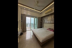 Room in 3 BHK Apartment at Transcon Flora Heights, Andheri West – for Sale