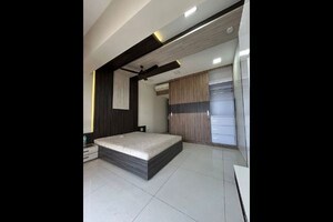 Room in 3.5 BHK Apartment at Runwal Elegante, Andheri West – for Sale