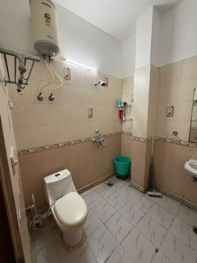 Bathroom, sector 23 2.5 Bedroom 1200 Sq.Ft. Villa In Sector 23 Gurgaon 10599074