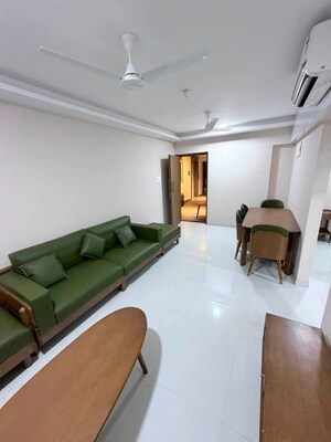 2 BHK Apartment For Rent in Karishma Apartments Khar West, Khar West