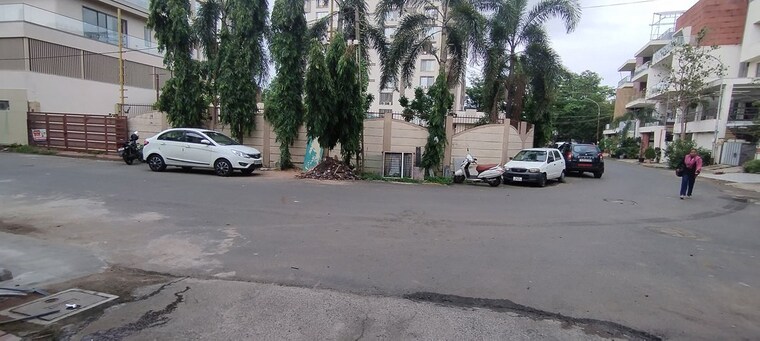  Parking, vardan-kpm-terra-prime 4 Bedroom 256 Sq.Yd. Villa In Piplod Surat 10599183