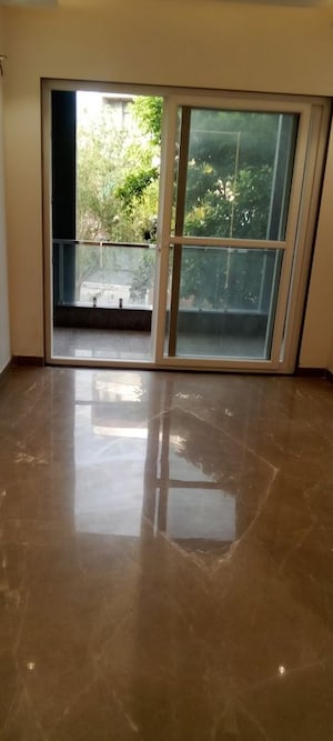 Room in 3 BHK Apartment at Parker White Lily, Sector 8 – for Rent