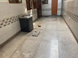 Parking in 2.5 BHK Builder Floor at Sector 52 – for Rent