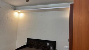 Furnished Amenities in 2.5 BHK Builder Floor at Sector 52 – for Rent