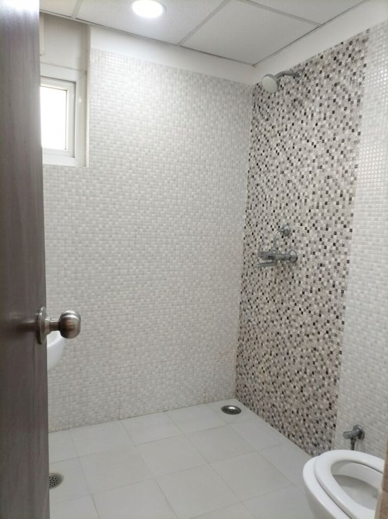 Bathroom, tulsiani-urban-woods 2.5 Bedroom 1275 Sq.Ft. Apartment In Sushant Golf City Lucknow 10599256