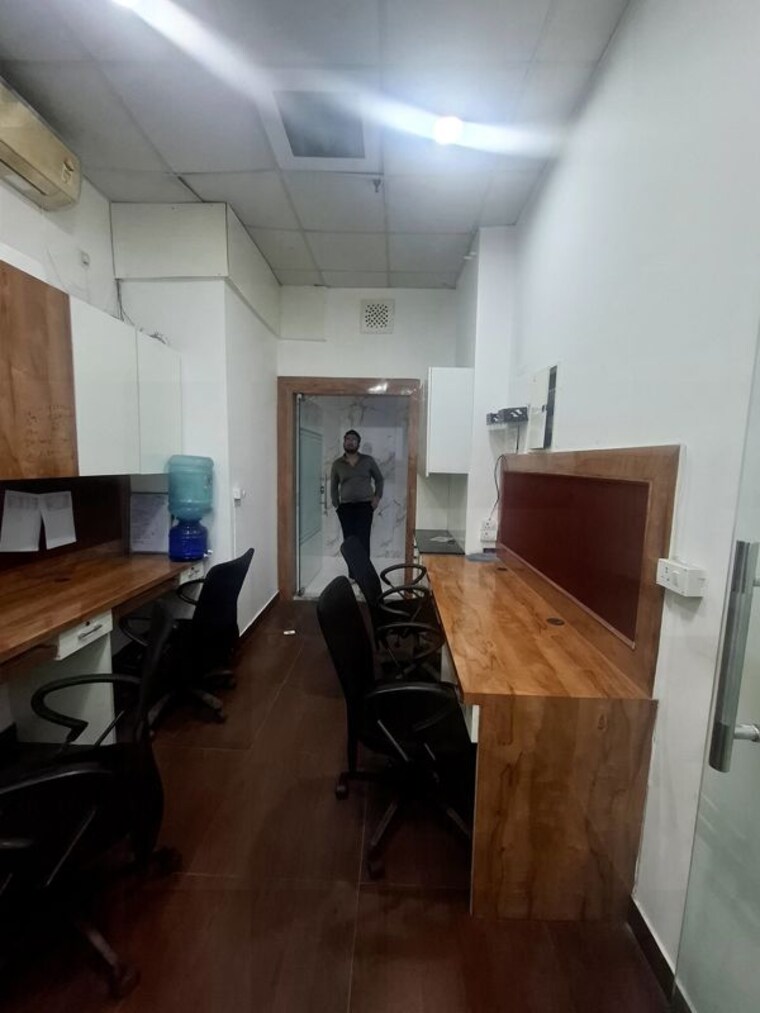 Team Area, netaji subhash place Commercial Office Space 300 Sq.Ft. In Netaji Subhash Place Delhi 10599254