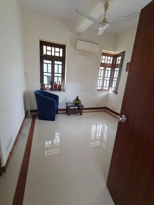 Room in 2 BHK Apartment at Bandra West – for Rent
