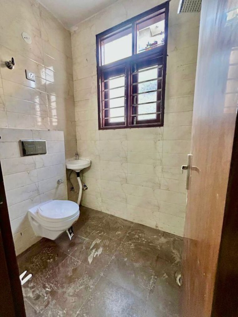 Bathroom, chattarpur 2 Bedroom 850 Sq.Ft. Builder Floor In Chattarpur Delhi 10599363