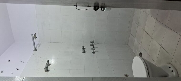 Bathroom, sarita vihar 3 Bedroom 2500 Sq.Ft. Apartment In Sarita Vihar Delhi 10599378