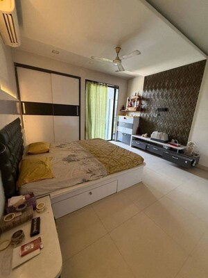 Team Area in 3.5 BHK Apartment at Indiabulls One Indiabulls, Pokhran Road No Two – for Rent