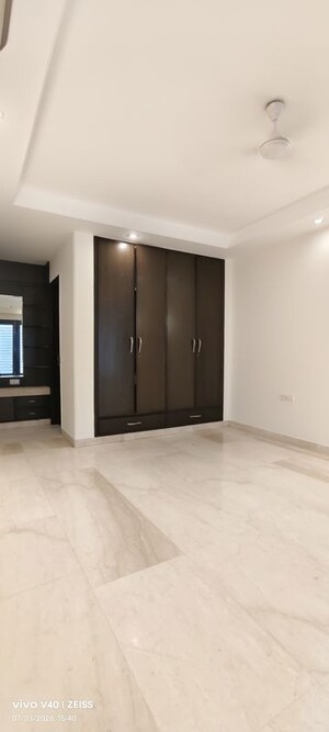 Room in 3 BHK Builder Floor at Defence Colony – for Rent