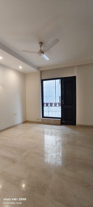Room in 3 BHK Builder Floor at Defence Colony – for Rent