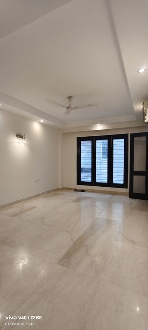 Room in 3 BHK Builder Floor at Defence Colony – for Rent