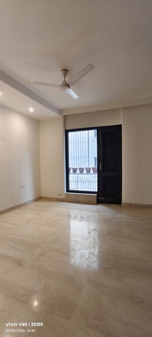 Room in 3 BHK Builder Floor at Defence Colony – for Rent