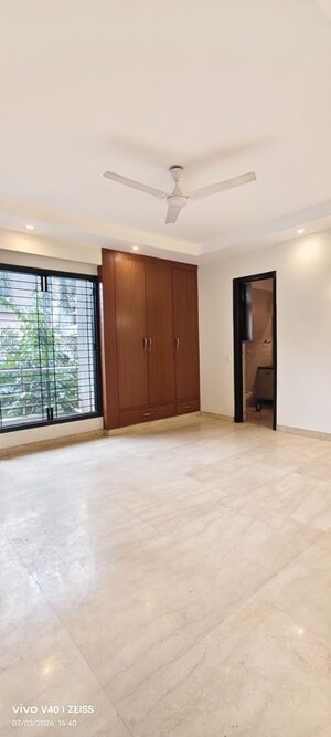 Room in 3 BHK Builder Floor at Defence Colony – for Rent