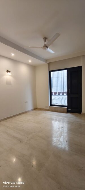 Room in 3 BHK Builder Floor at Defence Colony – for Rent