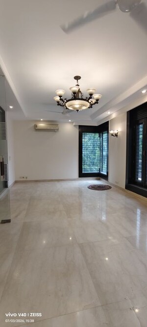 Room in 3 BHK Builder Floor at Defence Colony – for Rent